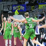 Los jugadores del Baskonia celebran el triple ganador de Blazic