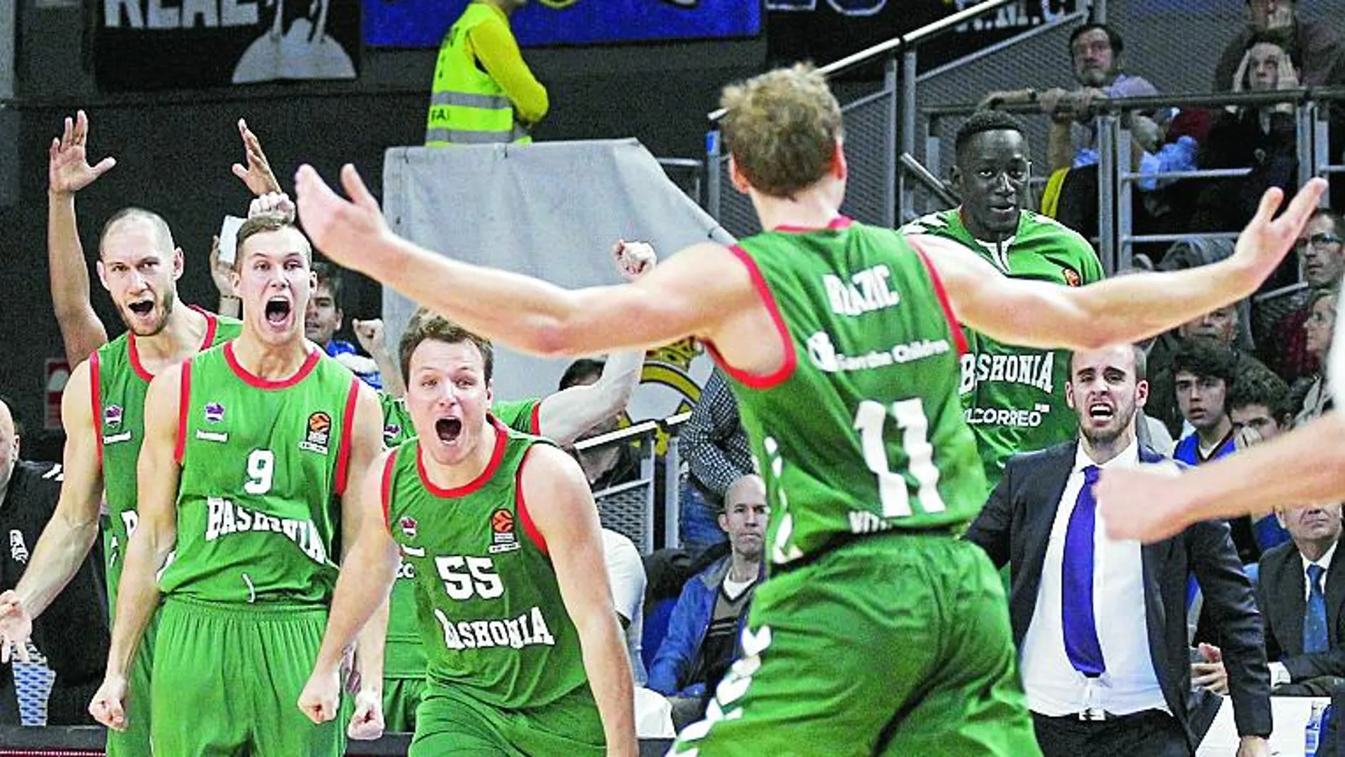 Los jugadores del Baskonia celebran el triple ganador de Blazic