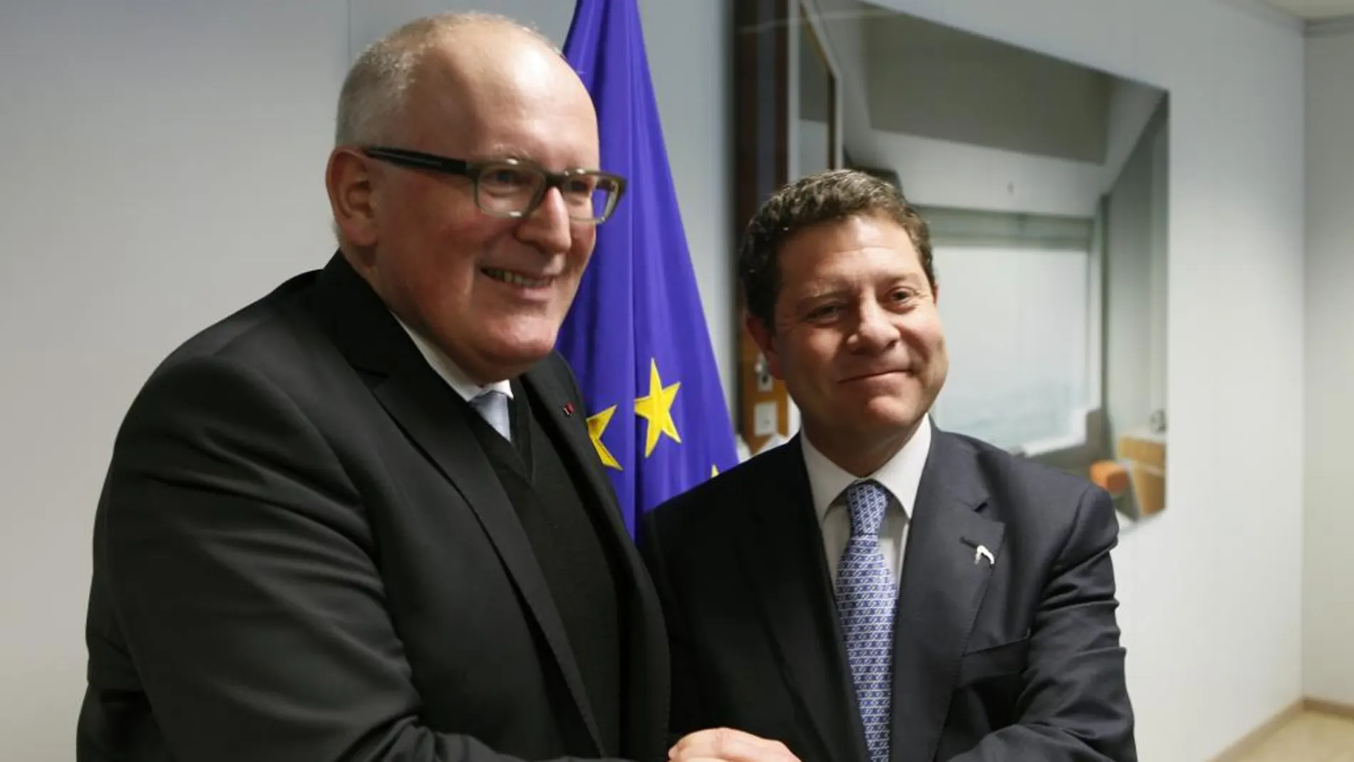 El presidente de Castilla-La Mancha, Emiliano García-Page, antes del encuentro mantenido con el vicepresidente primero de la Comisión Europea (CE), el socialista Frans Timmermans, hoy en la sede del Parlamento Europeo en Bruselas.