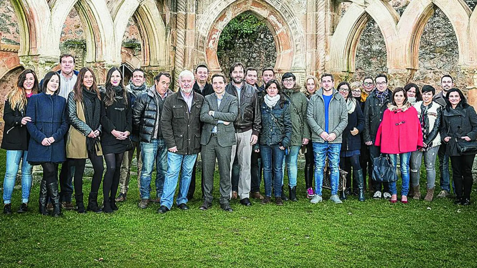 A la izquierda, el director de «El Día de Soria», Iván Juárez, en el centro, y el director editorial de Promecal Castilla y León, Óscar Gálvez, junto al equipo de profesionales del Grupo en Soria