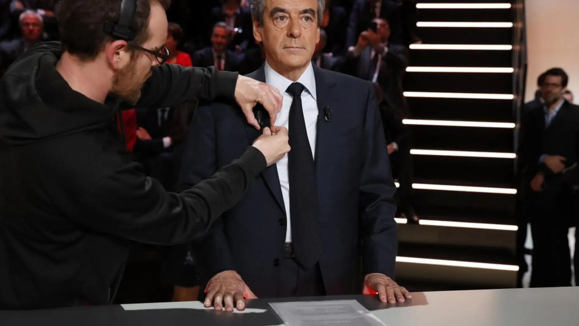 Francois Fillon, candidato del partido de la derecha francesa 'Les Republicains' (LR), espera el inicio de del debate celebrado ayer