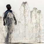 Un hombre se refresca durante una ola de calor en Francia