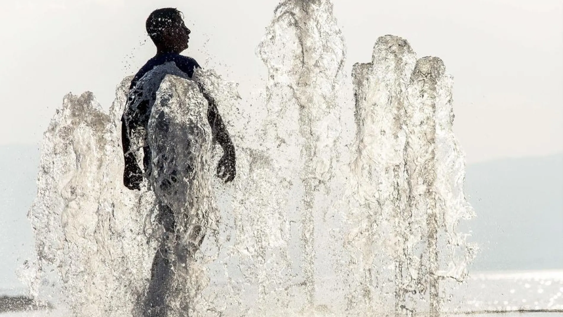 Un hombre se refresca durante una ola de calor en Francia