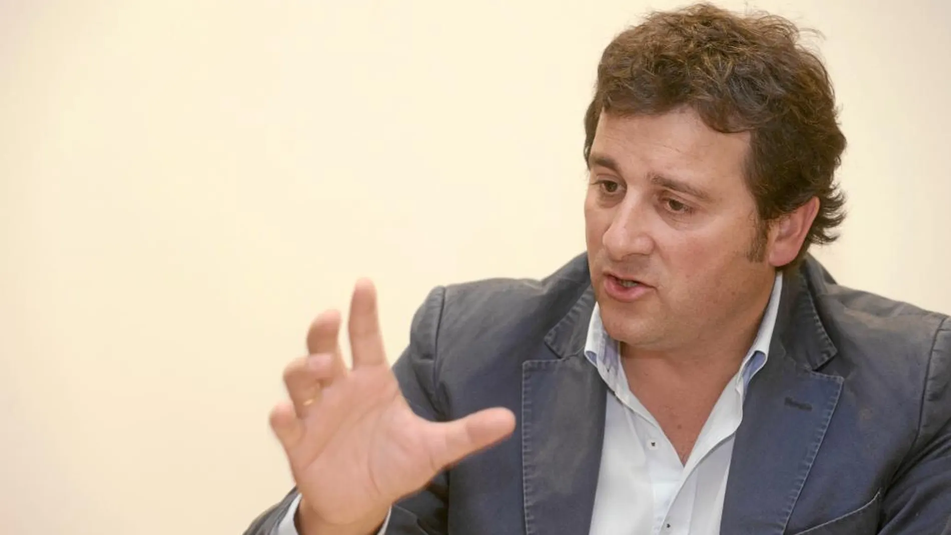 El alcalde de la localidad leonesa de Villaquilambre, Manuel García, en un momento de la entrevista a LA RAZÓN