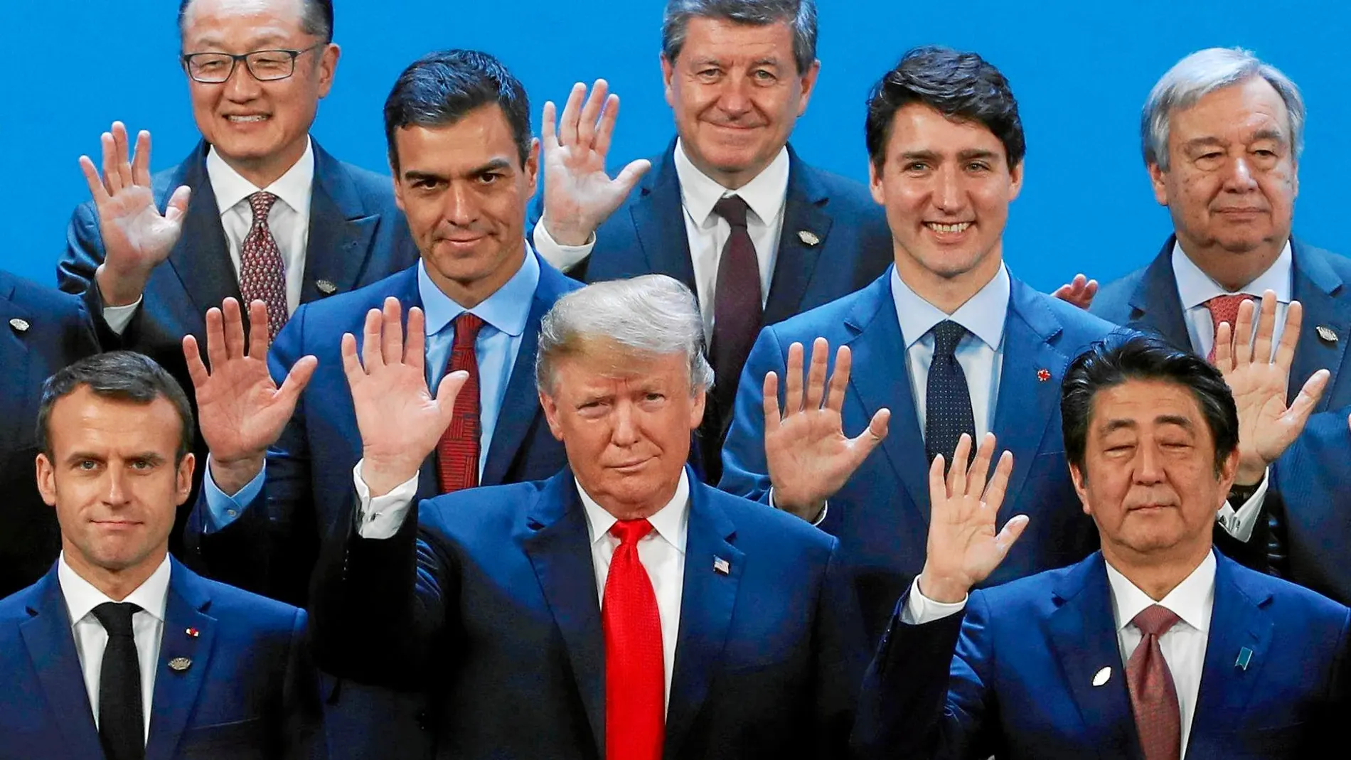 Foto de familia con algunos de los mandatarios que asisten a la cumbre con Pedro Sánchez, Justin Trudeau, Emmanuel Macron, Donald Trump y Shizo Abe en segunda y primera fila, ayer, en Buenos Aires