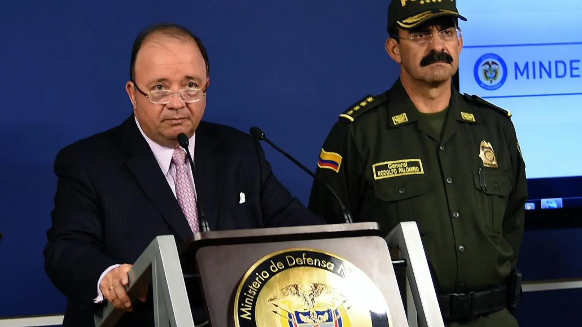El ministro de Defensa de Colombia, Luis Carlos Villegas, con el director de la Policía de Colombia, general Rodolfo Palomino