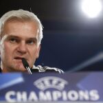El entrenador del Legia de Varsovia, Jacek Magiera, durante la rueda de prensa ofrecida esta tarde en el estadio Santiago Bernabéu