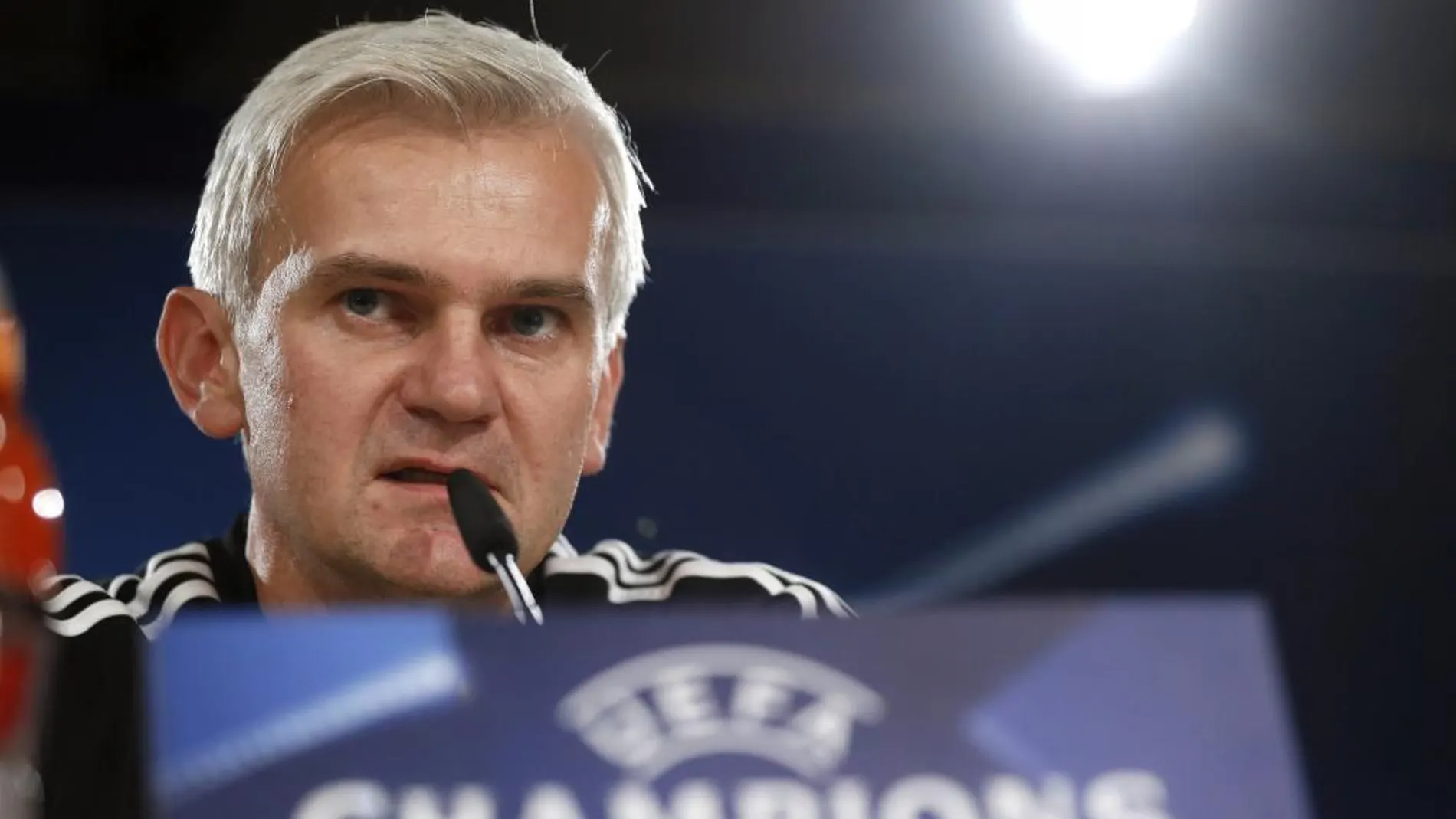 El entrenador del Legia de Varsovia, Jacek Magiera, durante la rueda de prensa ofrecida esta tarde en el estadio Santiago Bernabéu