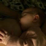 Si el bebé no mama por la noche, le costará más hacerlo de día