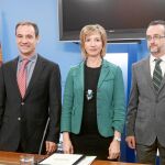 La consejera Alicia García con los responsables de Lares y Acalerte, Jorge Sáinz y Diego Juez, tras firmar el acuerdo