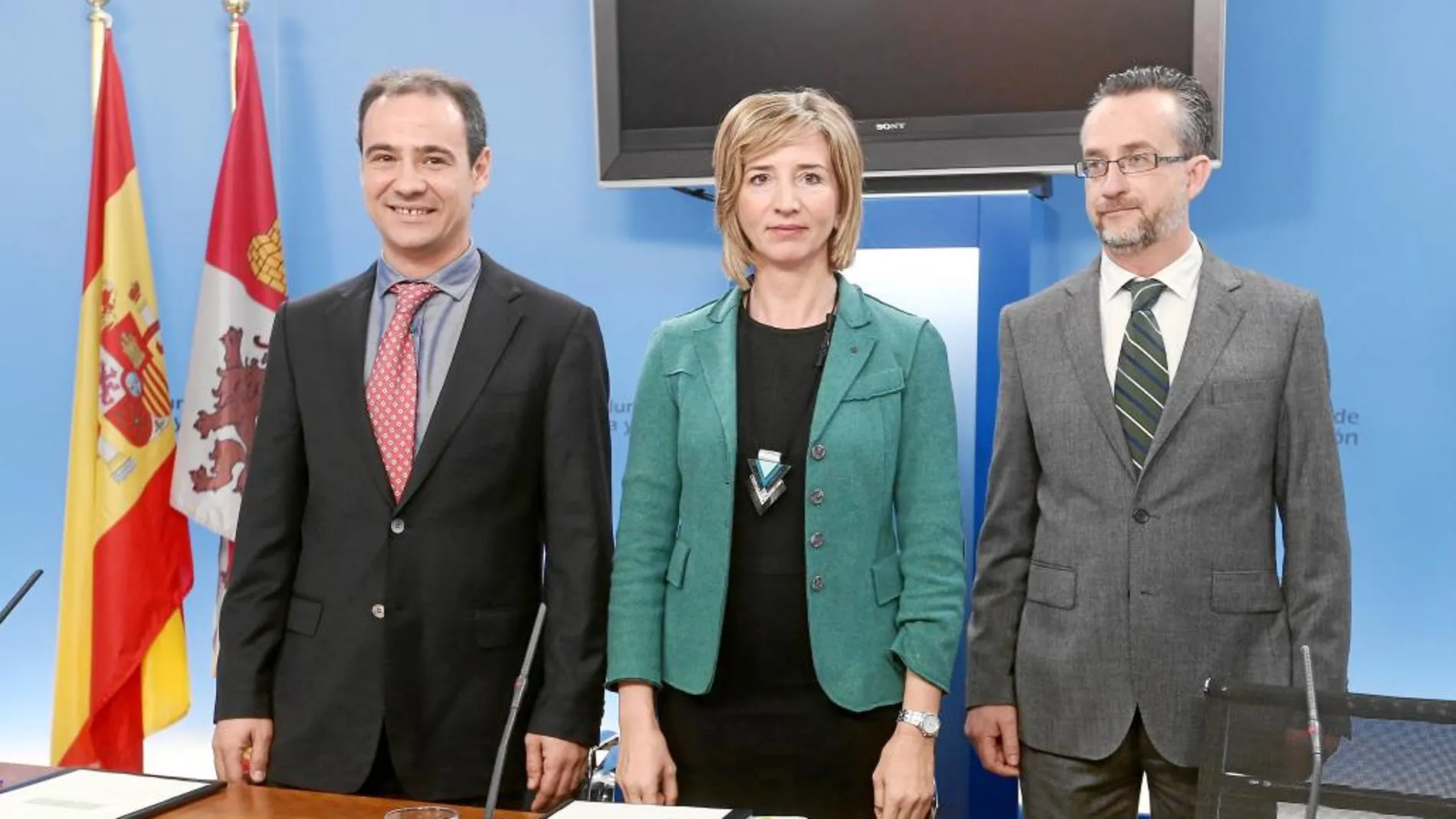 La consejera Alicia García con los responsables de Lares y Acalerte, Jorge Sáinz y Diego Juez, tras firmar el acuerdo