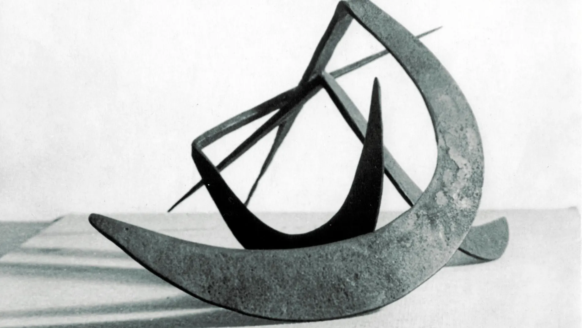 La escultura de hierro «Tres I» (1952), es una de las piezas que preside la exposición