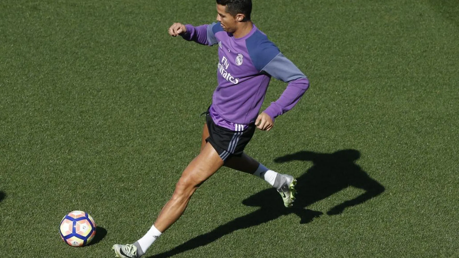 El delantero portugués del Real Madrid Cristiano Ronaldo durante el entrenamiento realizado hoy en la Ciudad Deportiva de Valdebebas.