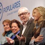 Los senadores valencianos Pedro Agramunt, Rita Barberá, Susana Camarero (i), y Marta Torrado (d), al inicio de la rueda de prensa en la que valoran la constitución de los grupos parlamentarios en el Senado