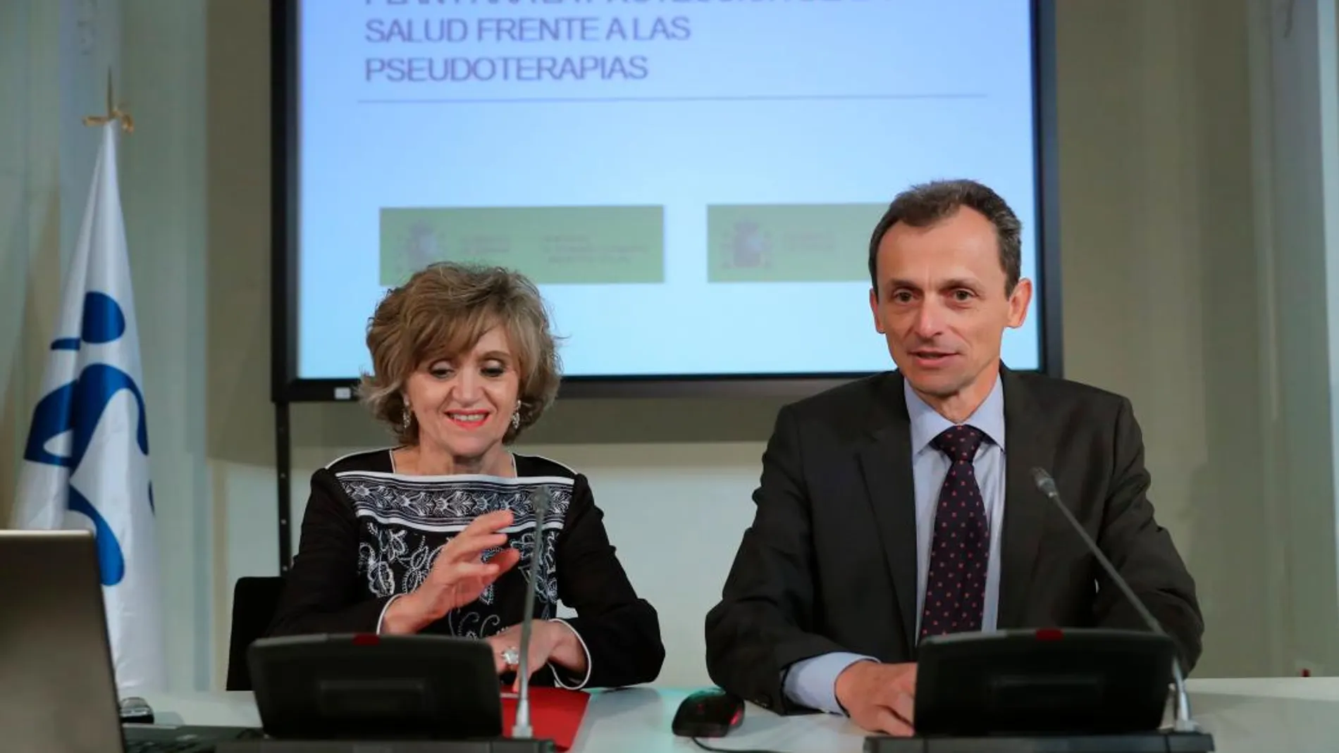 El ministro de Ciencia, Innovación y Universidades Pedro Duque y la Ministra de Sanidad, María Luisa Carcedo, durante la presentación del Plan para la Protección de la Salud frente a las pseudoterapias