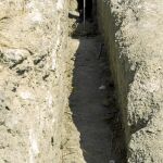 Uno de los investigadores del CSIC en una trinchera en la Laguna del Campillo / Alberto R. Roldán