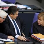 Merkel, junto a los ministro de Exteriores, Frank-Walter Steinmeier y de Economía, Sigmar Gabriel (C).