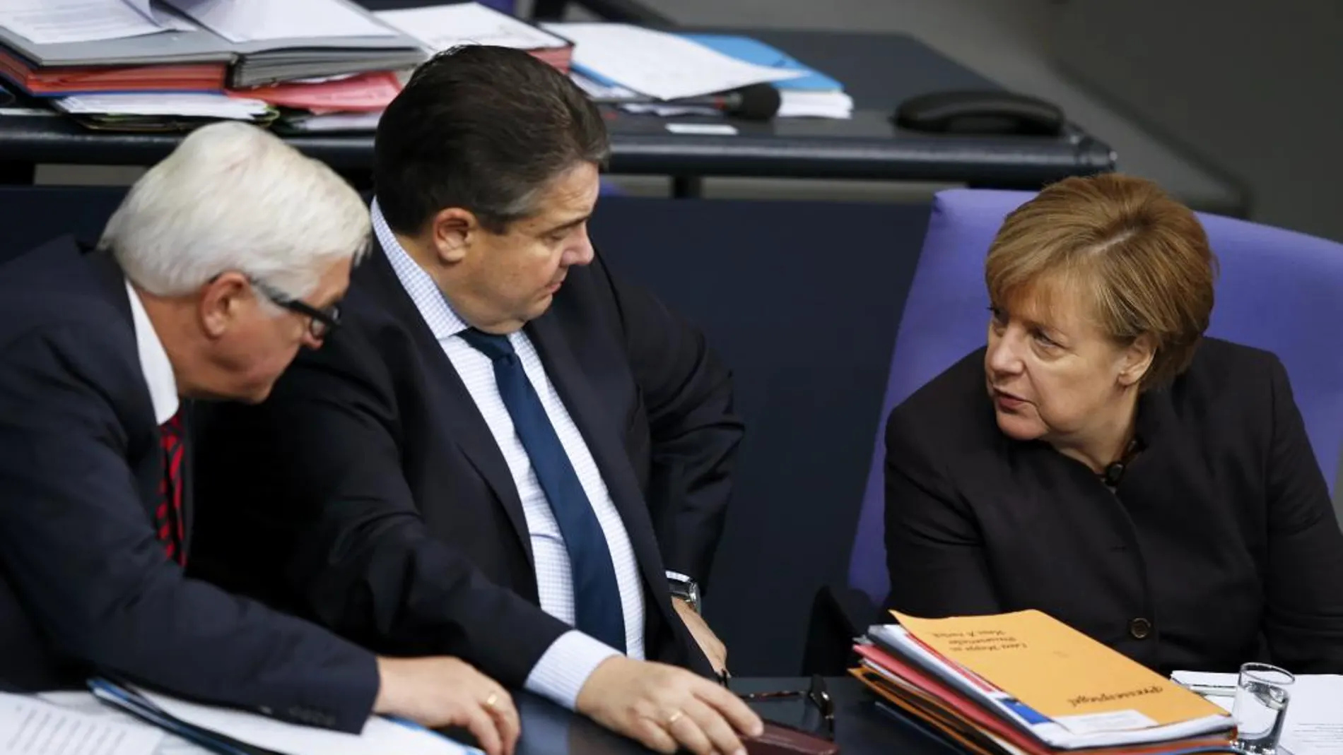 Merkel, junto a los ministro de Exteriores, Frank-Walter Steinmeier y de Economía, Sigmar Gabriel (C).