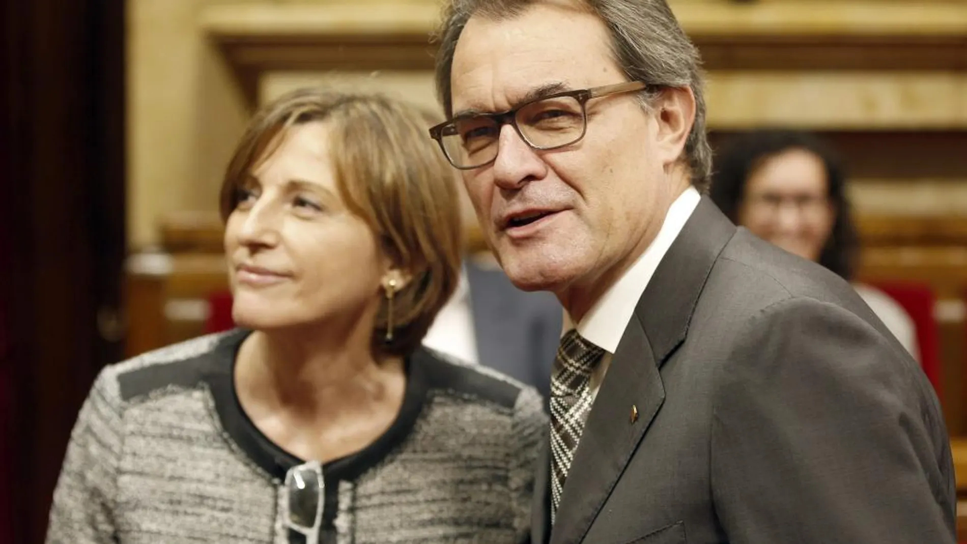 El president de la Generalitat en funciones, Artur Mas, junto a la diputada de Junts pel Sí, Carme Forcadell