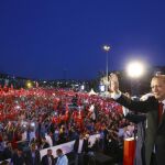 Erdogan recibe a la multitud en el primer aniversario del fallido golpe