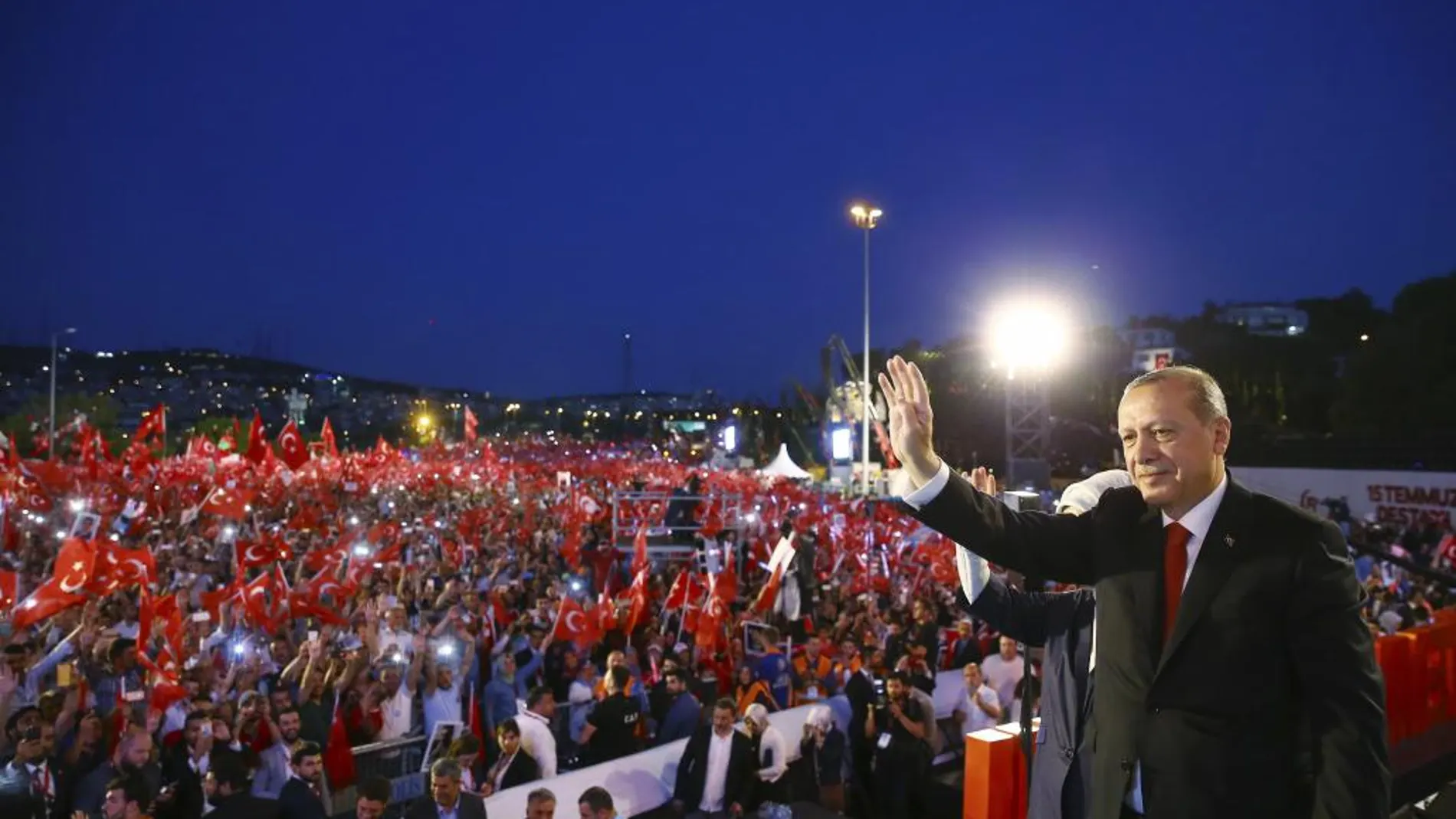 Erdogan recibe a la multitud en el primer aniversario del fallido golpe
