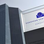 Vista del logotipo del Banco Central Europeo (BCE) en su sede de Fráncfort, Alemania