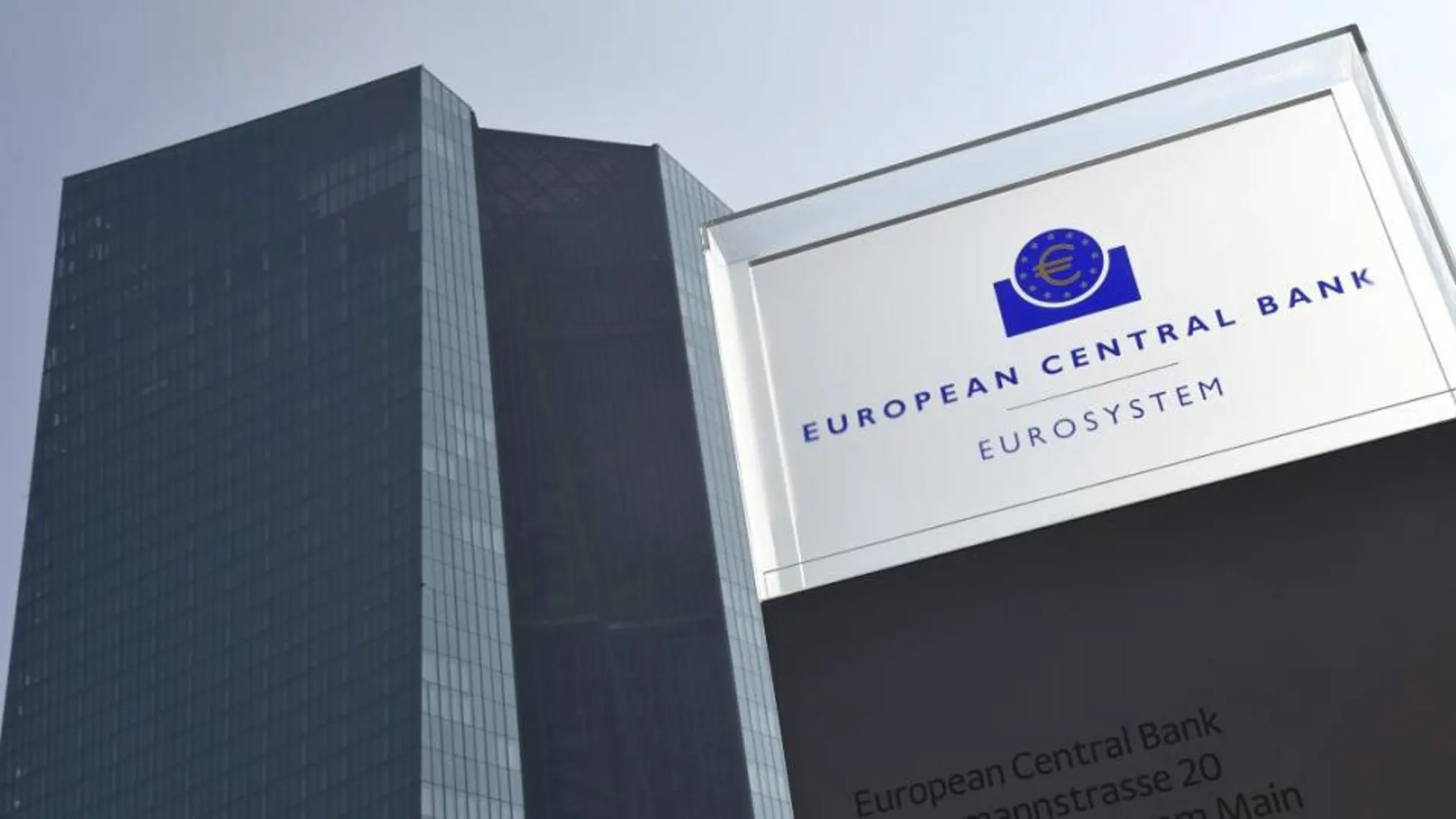 Vista del logotipo del Banco Central Europeo (BCE) en su sede de Fráncfort, Alemania
