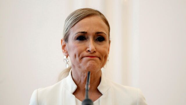 Cristina Cifuentes durante la rueda de prensa en la que anunció su dimisión como presidenta de la Comunidad de Madrid. EFE/Emilio Naranjo
