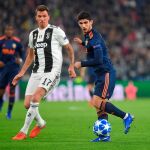 El jugador del Valencia, Gonçalo Guedes, y el de la Juventus, Mario Mandzukic / Foto. Reuters