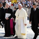El Papa Francisco se dirige a presidir la audiencia general de los miércoles en la Plaza de San Pedro del Vaticano