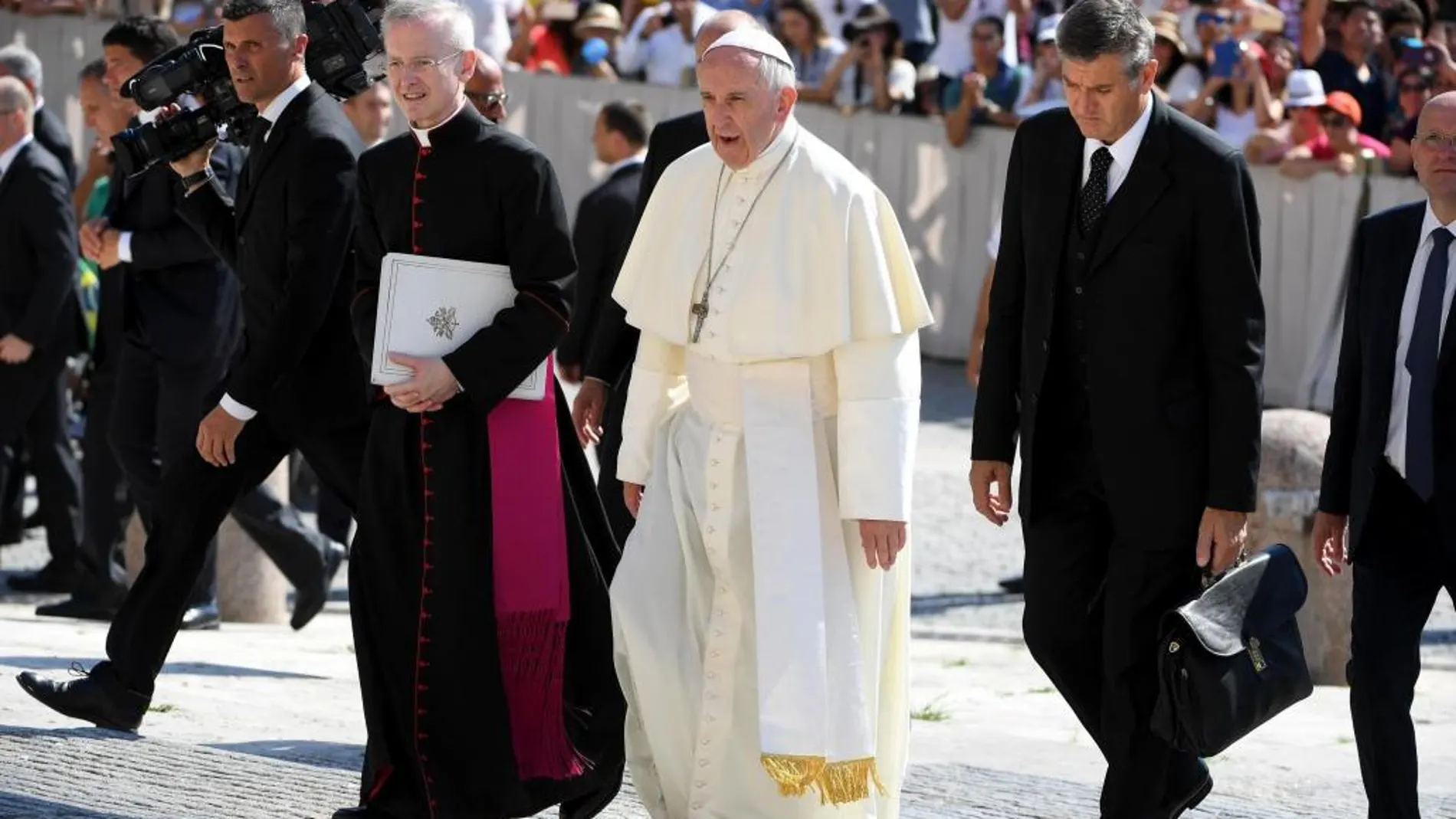 El Papa Francisco se dirige a presidir la audiencia general de los miércoles en la Plaza de San Pedro del Vaticano