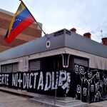 Amanece de luto la fachada del Consulado General de Venezuela en Madrid