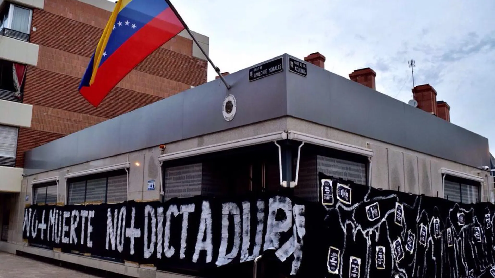 Amanece de luto la fachada del Consulado General de Venezuela en Madrid