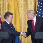 El presidente de Estados Unidos, Donald J. Trump estrecha la mano del presidente de Colombia, Juan Manuel Santos.