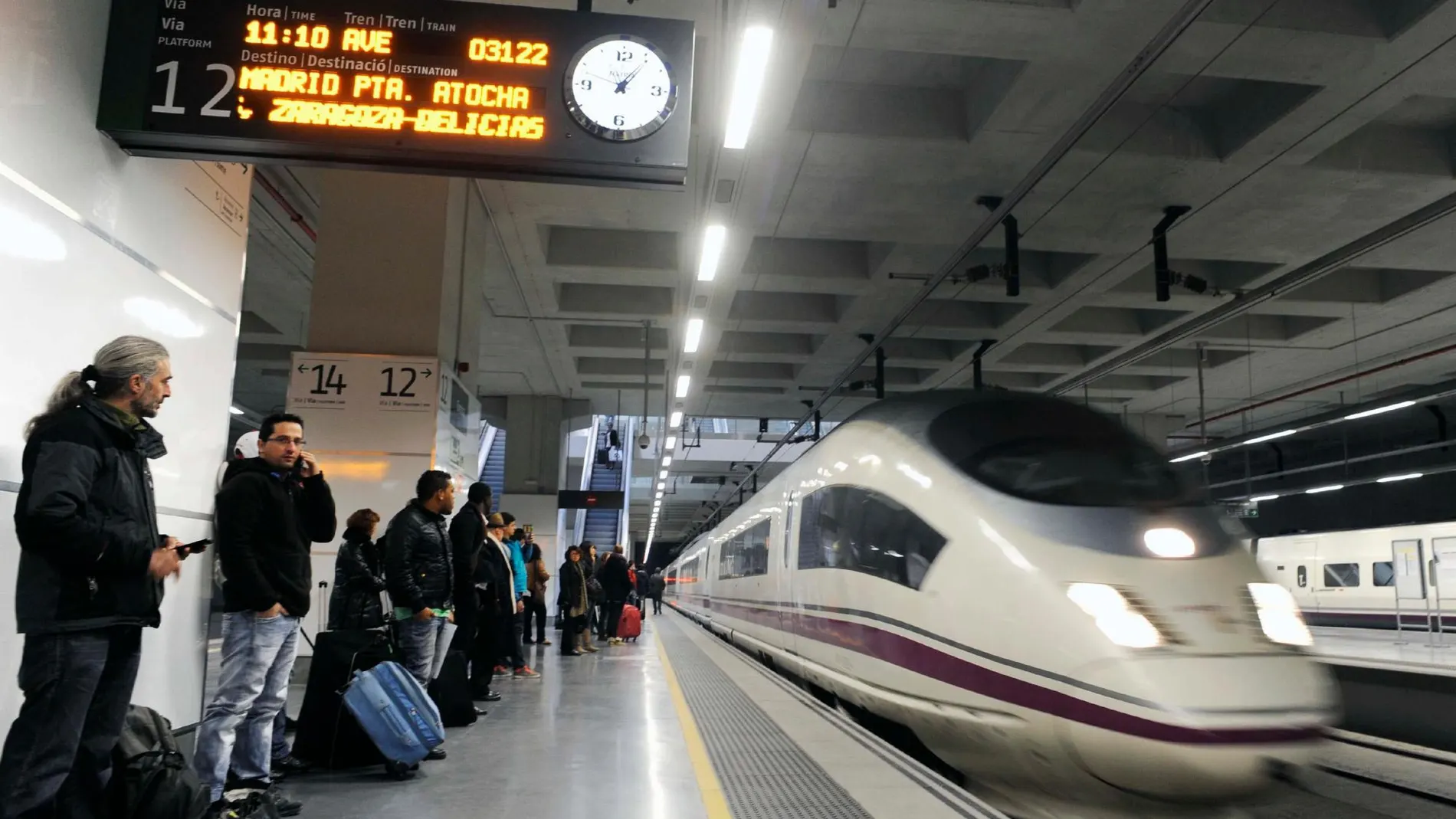 Un tren AVE en la estación de Gerona