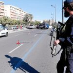 Efectivos de la Policía Nacional realizaron controles antiterroristas aleatorios ayer en Valencia