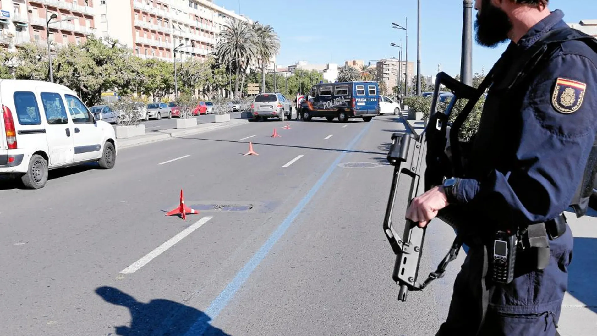 Efectivos de la Policía Nacional realizaron controles antiterroristas aleatorios ayer en Valencia