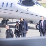 Gerard Piqué y Shakira llegan al aeropuerto de Rosario en un avión privado