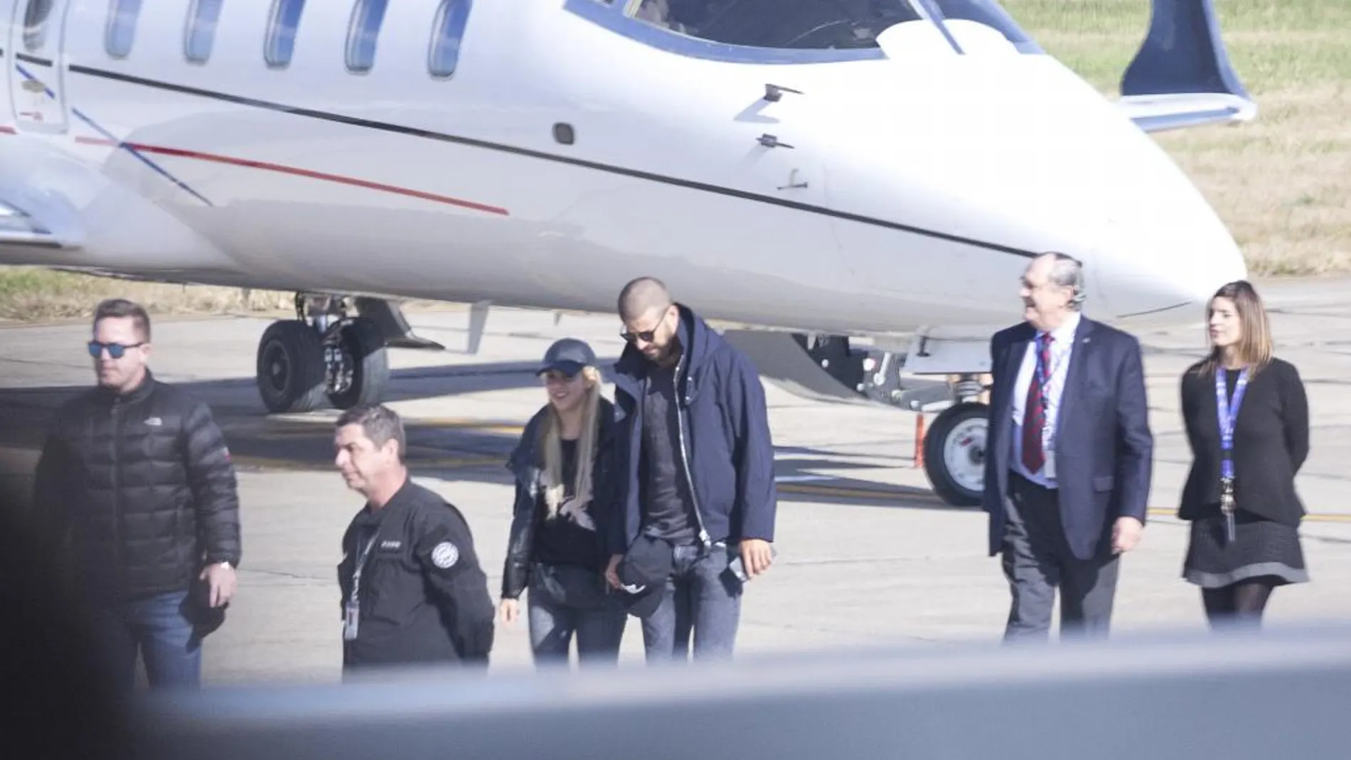 Gerard Piqué y Shakira llegan al aeropuerto de Rosario en un avión privado