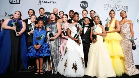 Galardonados en la gala posan con los premios