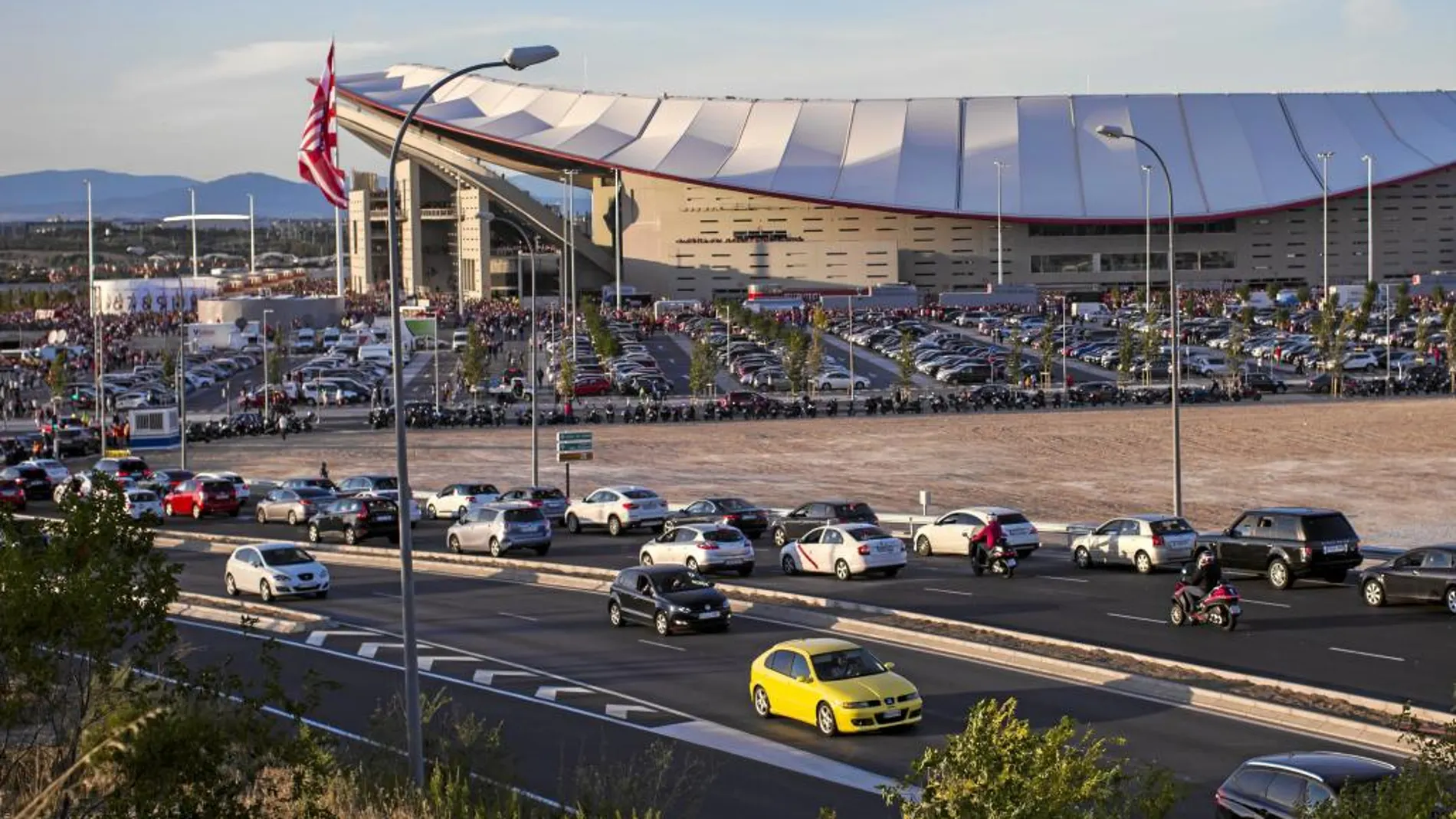 Los aficionados del Atlético comenzaron a llegar al nuevo estadio hasta cuatro horas antes del encuentro