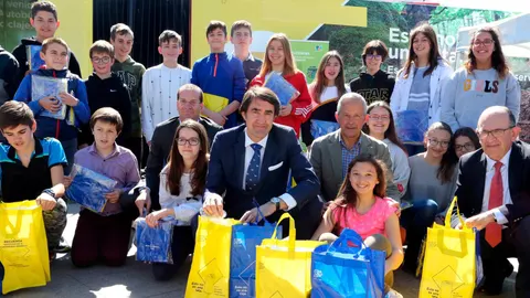 El consejero Juan Carlos Suárez-Quiñones, junto al director de Gestión Local y Autonómica de Ecoembes, Ángel Hervella, y varios escolares, presenta la nueva iniciativa medioambiental en Laguna de Duero