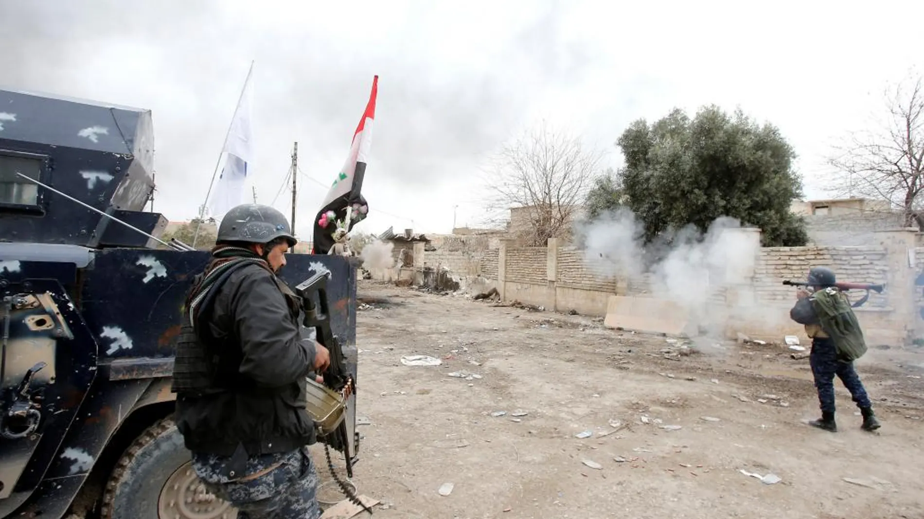 Miembros de la policía federal disparan contra militantes del Estado Islámico en Mosul, ayer
