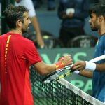 Marc Lopez saluda al tenista indio Nagal en el partido entre ambos de Copa Davis.
