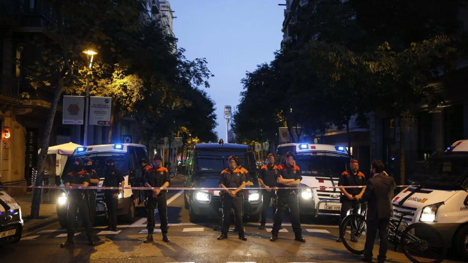 Efectivos de los mossos mantienen, junto a la Policía Nacional, un dispositivo de seguridad ante la sede en Barcelona de la Delegación del Gobierno en Cataluña, en una imagen de archivo..