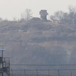 Dos soldados norcoreanos observan el entorno en una torre de vigilancia (al fondo) enfrente del puesto de vigilancia surcoreano