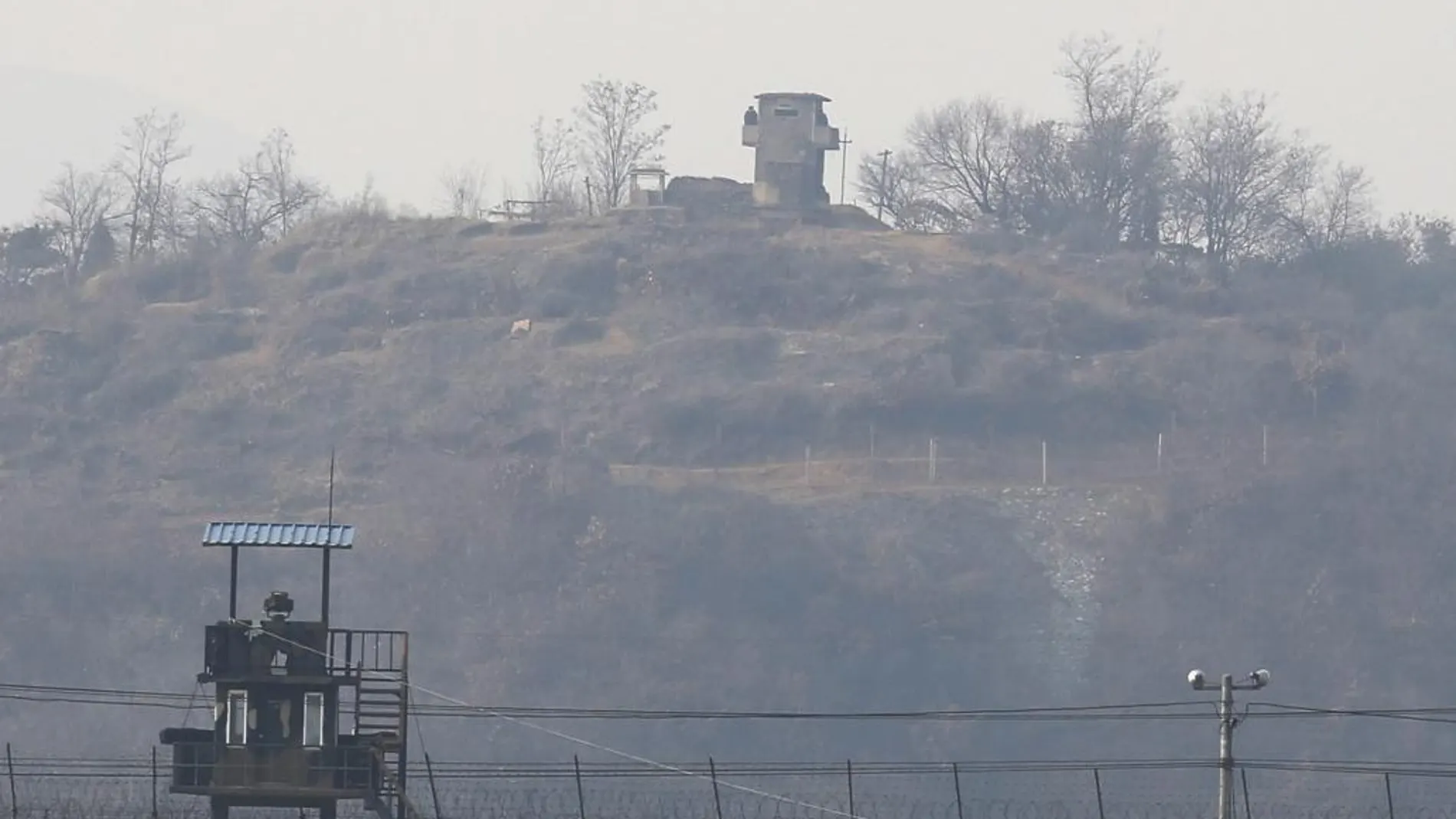 Dos soldados norcoreanos observan el entorno en una torre de vigilancia (al fondo) enfrente del puesto de vigilancia surcoreano
