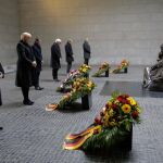 La canciller alemana, Angela Merkel, la vicepresidenta del Parlamento alemán, Claudia Roth, el presidente de Francia, Emmanuel Macron, el presidente alemán, Frank-Walter Steinmeier, el presidente de la cámara alta de Alemania, Daniel Guenther y el presidente de la Corte Federal Constitucional de Alemania, Andreas Vosskuhle, en la ofrenda floral en el Memorial de las Víctimas de la Guerra y la Dictadura en Berlín/AP Photo / Markus Schreiber)