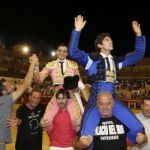 Los diestros Sebastián Castella (d) y Paco Ureña salen a hombros a la finalización de la corrida celebrada esta tarde en la plaza de toros de Almeria