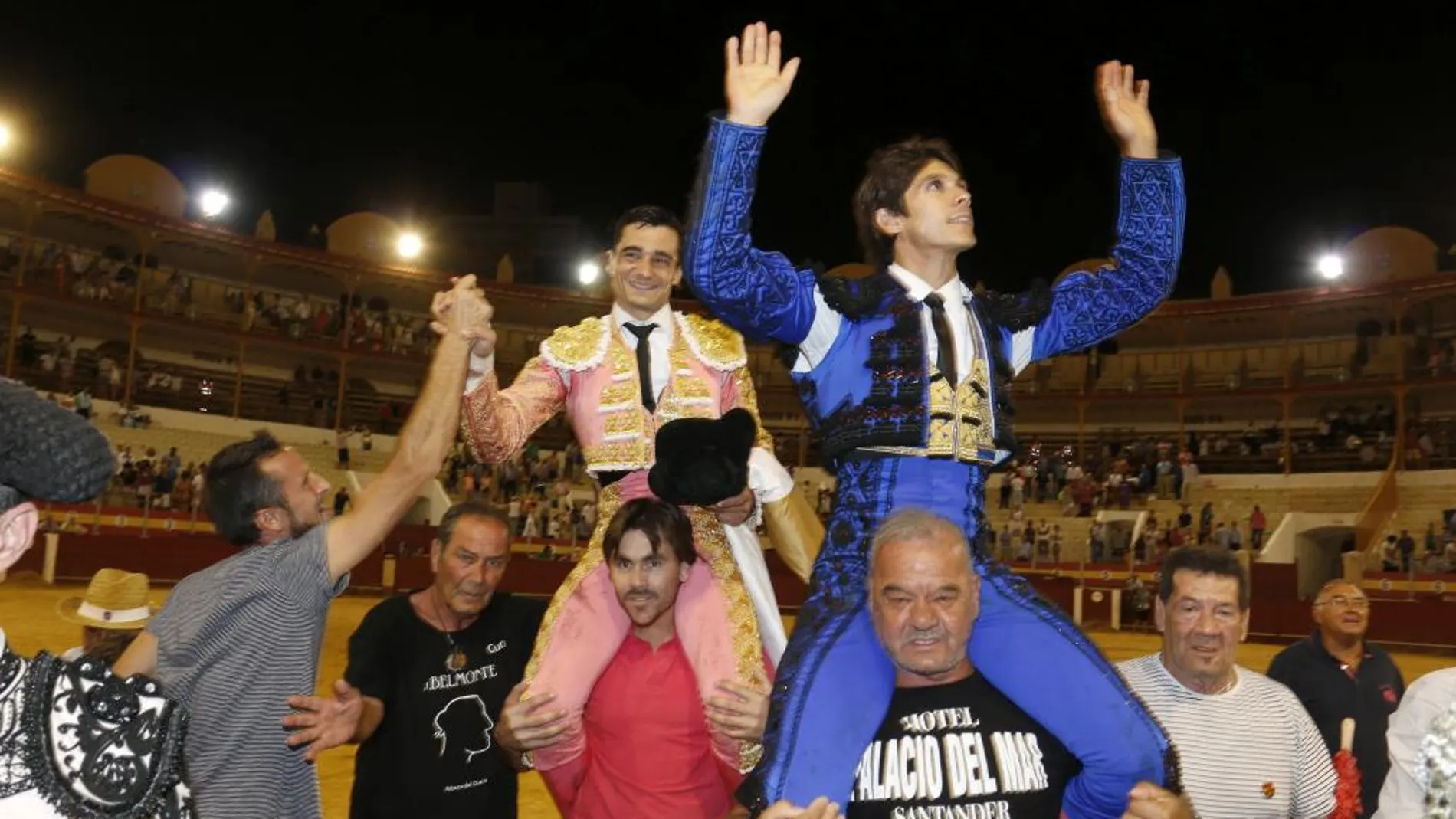 Los diestros Sebastián Castella (d) y Paco Ureña salen a hombros a la finalización de la corrida celebrada esta tarde en la plaza de toros de Almeria